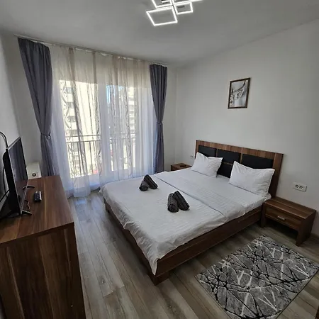 Coresi Mall Luxury Apartamento *